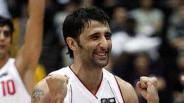 <b>DESAFIANTE. </b>Serkan Erdogan celebra la clasificación de su selección frente a Eslovenia.