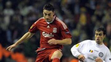 <b>EN LA AGENDA. </b>En el Espanyol les encanta Riera. El jugador controla un balón en el Liverpool.