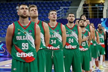 La selección búlgara antes del inicio del encuentro.