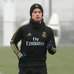 James trabaja sobre el césped