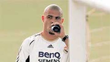 <b>EL BRASILEÑO TRABAJÓ EN DOBLE SESIÓN.</b> Ronaldo continúa trabajando fuerte para recuperarse de su lesión. El delantero brasileño se ejercitó ayer en doble sesión. Por la mañana se entrenó durante 73 minutos con José Luis San Martín en el gimnasio y por la tarde repitió con el recuperador madridista en Valdebebas.