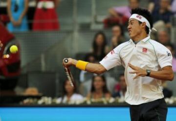 El tenista japonés Kei Nishikori golpea la pelota ante el español Rafael Nadal.