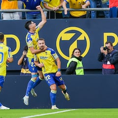 El Cádiz vence, convence y sale del descenso
