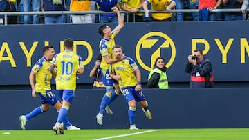 El Cádiz vence, convence y sale del descenso