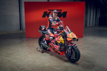 Maverick Viñales posa sobre la KTM RC16 Tech 3.