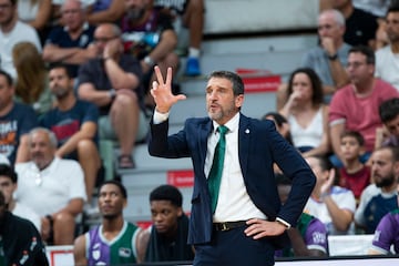 El entrenador del Unicaja, Ibon Navarro, durante el partido. 
 