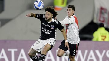 Futbol, River Plate vs Colo Colo.
Copa Libertadores 2022.
El jugador de Colo Colo Maximiliano Falcon, izquierda, juega el balón contra River Plate durante el partido por el grupo F de la Copa Libertadores realizado en el estadio Monumental, Buenos Aires, Argentina.
19/05/2022
Fotobairesarg/Photosport
Football, River Plate vs Colo Colo.
2022 Copa Libertadores Championship.
Colo Colo’s player Maximiliano Falcon, left , play the ball against River Plate during the match of group F of the Copa Libertadores championship held at the Monumental stadium in Buenos Aires, Argentina.
05/19/2022
Fotobairesarg/Photosport