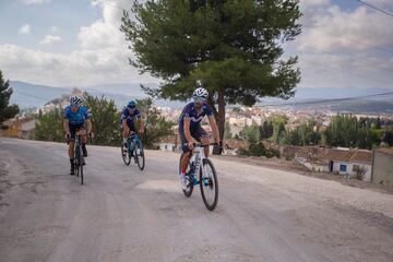 Los entrenamientos de Alejandro Valverde pocas veces son en solitario, y es que su grupeta, la de toda la vida, es muy importante para él. A Caravaca acudió con dos compañeros. Cuando El Bala se exprime, es obvio que no pueden seguirle. De hecho, y pese a estar retirado, no muchos podrían… profesionales incluidos.