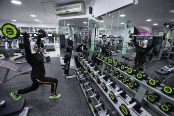 Sesión matutina de entrenamiento en un gimnasio local en Qatif.