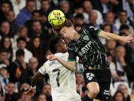 Soccer Football - LaLiga - Real Madrid v Elche - Santiago Bernabeu, Madrid, Spain - March 14, 2026 Elche's David Affengruber in action with Real Madrid's Vinicius Junior REUTERS/Alejandro Martinez Velez