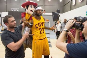 LeBron, grabando vídeos promocionales para la nueva temporada de los Cavs.