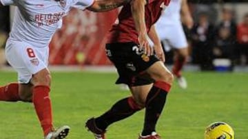 <b>REGRESO AL ONCE. </b>Alejandro Alfaro conduce el balón ante Medel en el Mallorca-Sevilla del sábado.