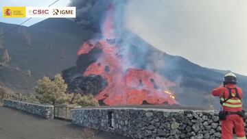 La toma más cercana del derrame por el flanco norte grabada por un geólogo del IGME