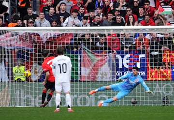 Budimir transforma el penalti que le dio el empate a Osasuna.