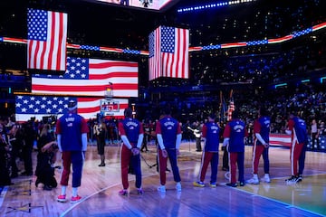 Varias banderas de los Estados Unidos se dibujan en el Gainbridge Fieldhouse de Indianápolis (Estados Unidos) ante 17.251 espectadores.