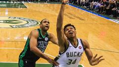 Giannis Antetokounmpo, con Al Horford detr&aacute;s.