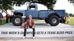 Jason Kokrak posa con el 1946 &quot;Schwab&quot; Power Wagon y el trofeo de campe&oacute;n del Charles Schwab Challenge en el Colonial Country Club de Fort Worth, Texas.