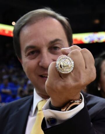  El propietario de los Warriors, Joe Lacob, muestra orgulloso su anillo de campeón de la NBA 2015.