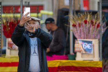 Transeúnte haciendo fotografías, durante la Diada de Sant Jordi 2025.
