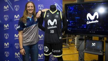 Leslie Knight posa con la camiseta que lucirán las Women in Black en el WiZink Center.