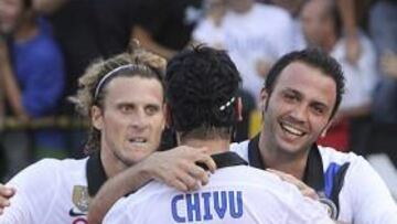 Pazzini celebra el gol con Chivu.