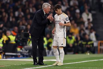 Brahim recibe instrucciones de Ancelotti durante el derbi.