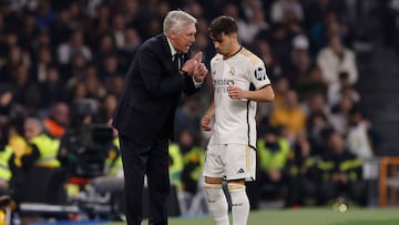 Real Madrid's Italian coach Carlo Ancelotti talks with Real Madrid's Spanish forward #21 Brahim Diaz (R) during the Spanish league football match between Real Madrid CF and Club Atletico de Madrid at the Santiago Bernabeu stadium in Madrid on February 4, 2024. (Photo by OSCAR DEL POZO / AFP)