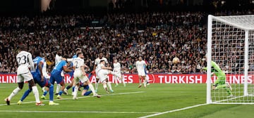 1-1. Centro desde la derecha de David Raum y Willi Orban, remata de cabeza al lado izquierdo de la portería de Andriy Lunin.