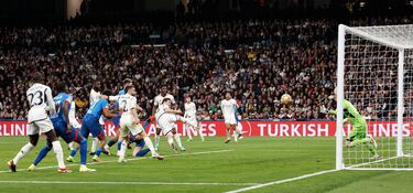 1-1. Centro desde la derecha de David Raum y Willi Orban, remata de cabeza al lado izquierdo de la portería de Andriy Lunin.