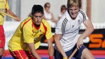 DEP67. SANTANDER, 16/07/2012.- El jugador de la selección española de hockey hierba Xavier Lleonart (i) disputa una bola ante Ashley Jackson de Gran Bretaña en un Torneo 3 Naciones en el que ambos equipos preparan su participación para los Juegos Olímpicos de Londres 2012. EFE/Esteban Cobo