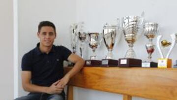 Alex Moreno, en la sala de trofeo del estadio de Vallecas.