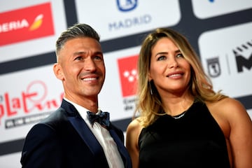 El exfutbolista español Luis García con su mujer, Raquel García. 