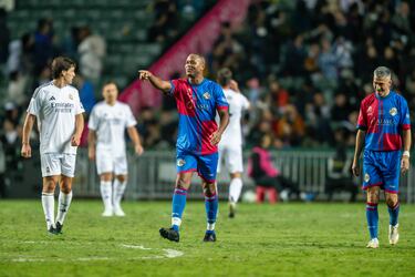 Patrick Kluivert celebra un gol de su equipo.