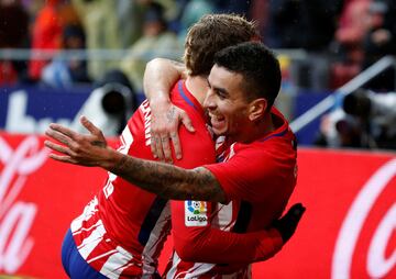 Correa celebra el 1-0 con Griezmann. 