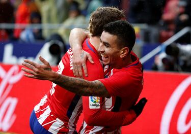 Correa celebra el 1-0 con Griezmann. 