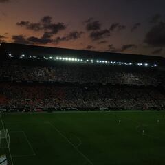 Mestalla oscurece a mitad partido y canta contra Peter Lim