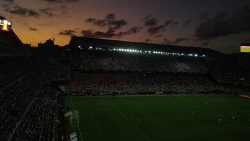 Mestalla oscurece a mitad partido y canta contra Peter Lim