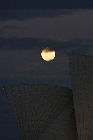 La superluna en la Casa de la Ópera de Sídney. 
