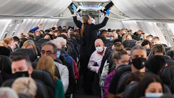 Dos personas fueron bajadas de un avión por no usar mascarilla y el resto de los pasajeros reaccionó cantando "Hey Hey Hey Goodbye". ¡Checa el video!