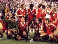 El escocés Robertson bate a Rudi Kargus, marcando el único gol del partido y dando la victoria a los ingleses en la final de la Copa de Europa de1980 entre el Nottingham Forest y el Hamburgo.
Atrás (de izda. a dcha): Martin O'Neill, Ian Bowyer, Viv Anderson, John O'Hare, John Robertson, Gary Mills y Kenny Burns. Delante: David Needham , Peter Shilton, John McGovern, Garry Birtles, Larry Lloyd y Bryn Gunn.