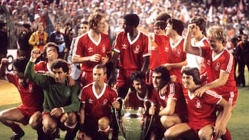 El escocés Robertson bate a Rudi Kargus, marcando el único gol del partido y dando la victoria a los ingleses en la final de la Copa de Europa de1980 entre el Nottingham Forest y el Hamburgo.
Atrás (de izda. a dcha): Martin O'Neill, Ian Bowyer, Viv Anderson, John O'Hare, John Robertson, Gary Mills y Kenny Burns. Delante: David Needham , Peter Shilton, John McGovern, Garry Birtles, Larry Lloyd y Bryn Gunn.