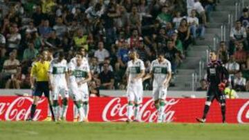 Los jugadores del Elche, durante un partido.