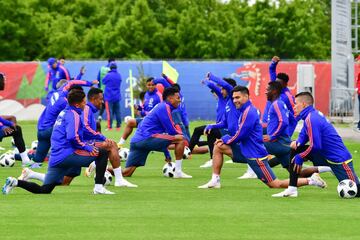 La Selección Colombia realizó su primer entrenamiento abierto al público en el estadio Sviyaga en Rusia, preparando el debut mundialista del 19 de junio ante Japón en Saransk. James y Barrios, los ausentes.