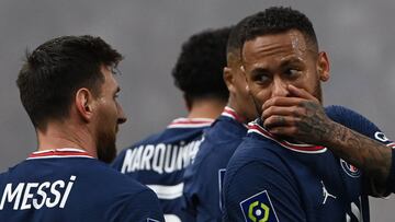 Leo Messi y Neymar, jugadores del Paris Saint-Germain, hablan durante un partido.