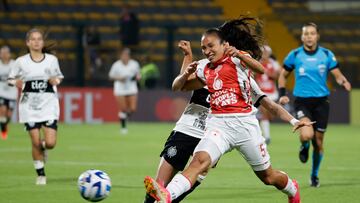 AMDEP003. BOGOTÁ (COLOMBIA), 05/10/2023.- Micheel Baldallo (d) de Santa Fe disputa un balón con Marilyn Esquivel de Olimpia hoy, en un partido de la Copa Libertadores Femenina entre Santa Fe y Club Olimpia en el estadio de techo en Bogotá (Colombia). EFE/ Mauricio Dueñas Castañeda