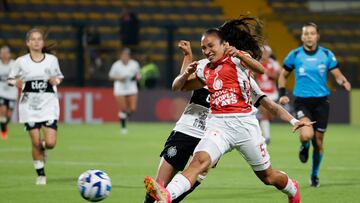 AMDEP003. BOGOTÁ (COLOMBIA), 05/10/2023.- Micheel Baldallo (d) de Santa Fe disputa un balón con Marilyn Esquivel de Olimpia hoy, en un partido de la Copa Libertadores Femenina entre Santa Fe y Club Olimpia en el estadio de techo en Bogotá (Colombia). EFE/ Mauricio Dueñas Castañeda
