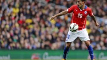Aránguiz controla el balón en el último amistoso de la Roja contra Brasil, en Londres.