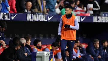 Thiago Almada sale a calentar en el Metropolitano.