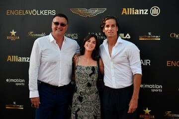 El fundador y consejero delegado de la gestora de torneos e|motion, Edwin Weindorfer, el tenista Feliciano López y su esposa, Sandra Gago, posan para los fotógrafos durante la gala del torneo de tenis Mallorca Championships.
