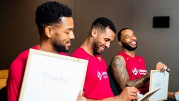 Higgins, Davies, Delaney, los tres estadounidenses del Barça bromean durante su cuestionario.